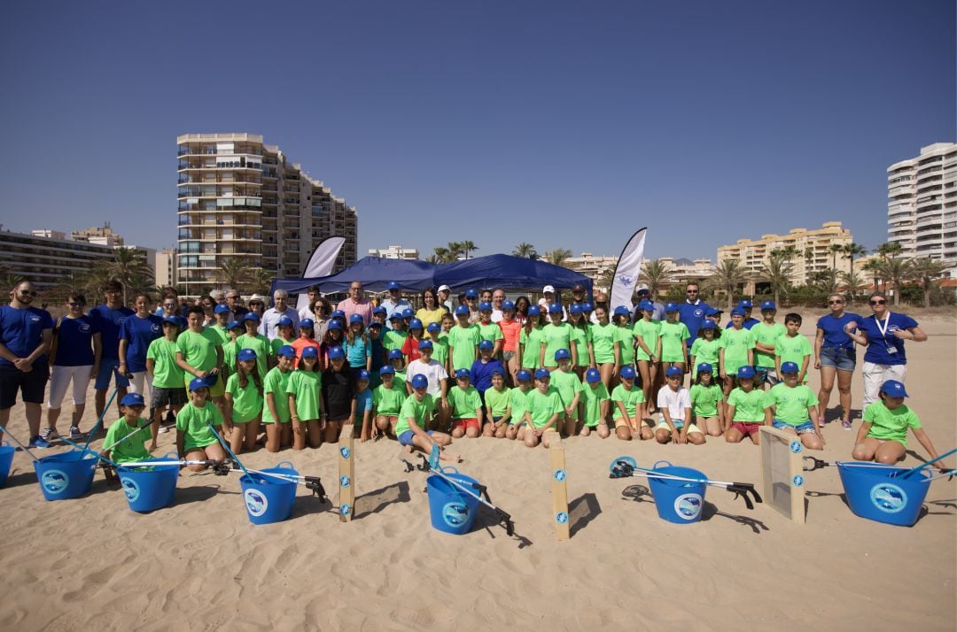 Grupo de 50 niños y niñas voluntarios que limpió una zona de la playa de Gandia. 