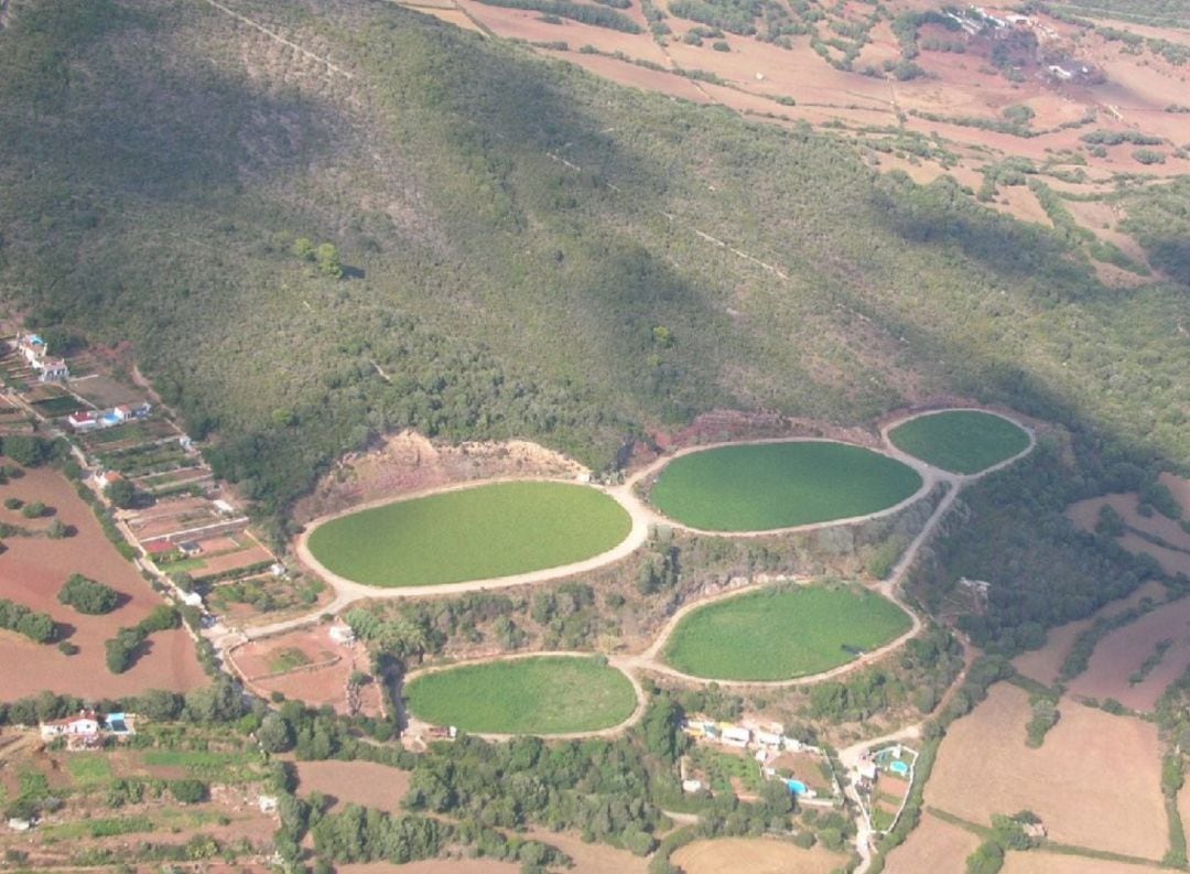 Las lagunas están llenas de fango con metales pesados altamente contaminantes que se van a retirar.