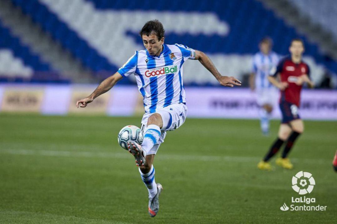 Oyarzabal controla un balón contra Osasuna