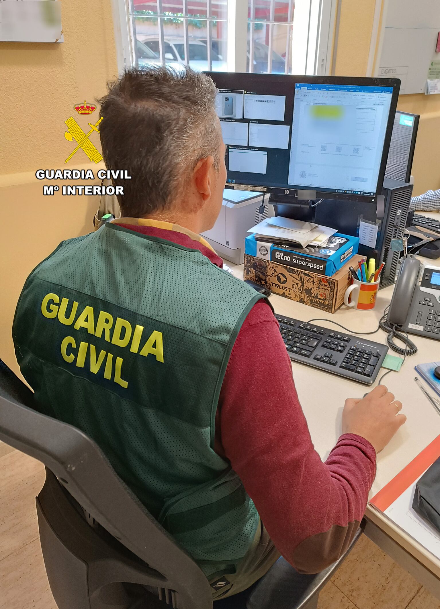 Un agente de la Guardia Civil durante la investigación