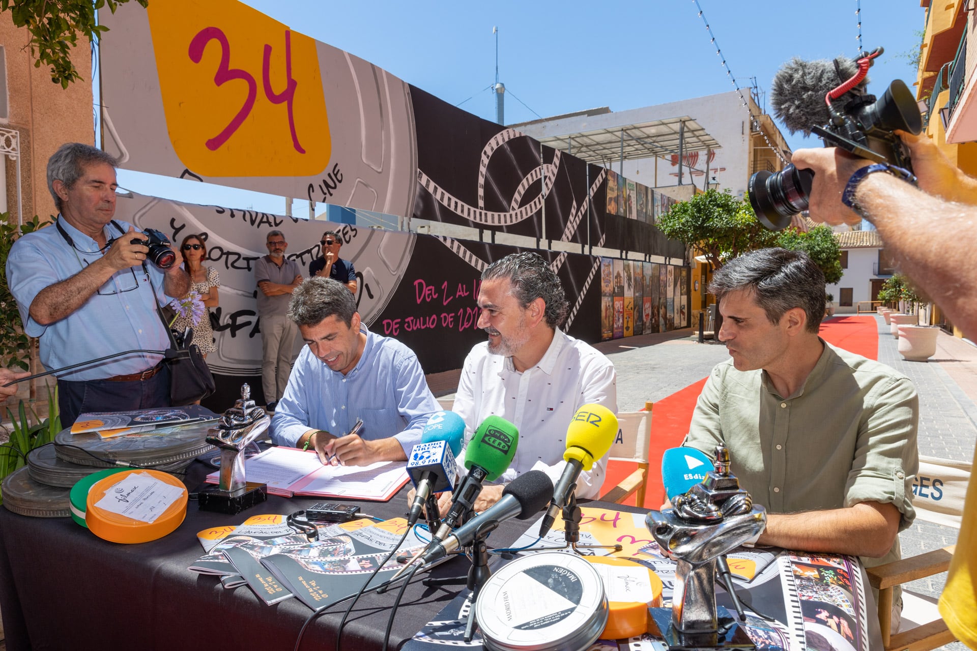 El presidente de la Diputación, Carlos Mazón, firma el convenio de colaboración con el alcalde de la localidad, Vicente Arques, y el director del certamen, Luis Larrodera