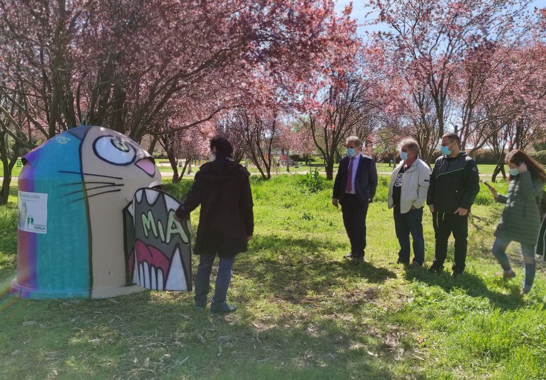 Uno de los contenedores reconvertidos en refugio para gatos en Parla, durante la presentación a la que acudió el alcalde, Ramón Jurado (2i). 