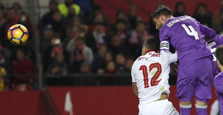 Sergio Ramos, durante el cabezazo que igualó el partido