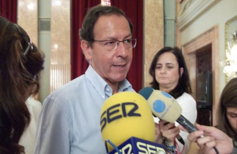 Miguel ÁNgel Cámara, atendiendo a los medios de comunicación en el ayuntamiento de Murcia, durante sus años como alcalde