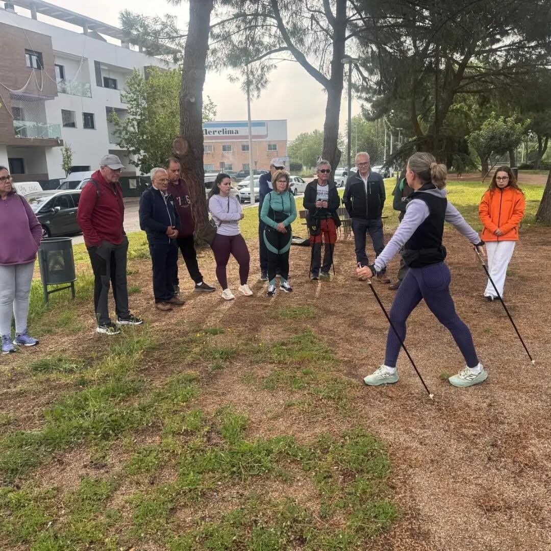 Una de las actividades elegidas por los usuarios de Párkinson Extremadura para celebrar esta semana ha sido la marcha nórdica./ Párkinson Extremadura