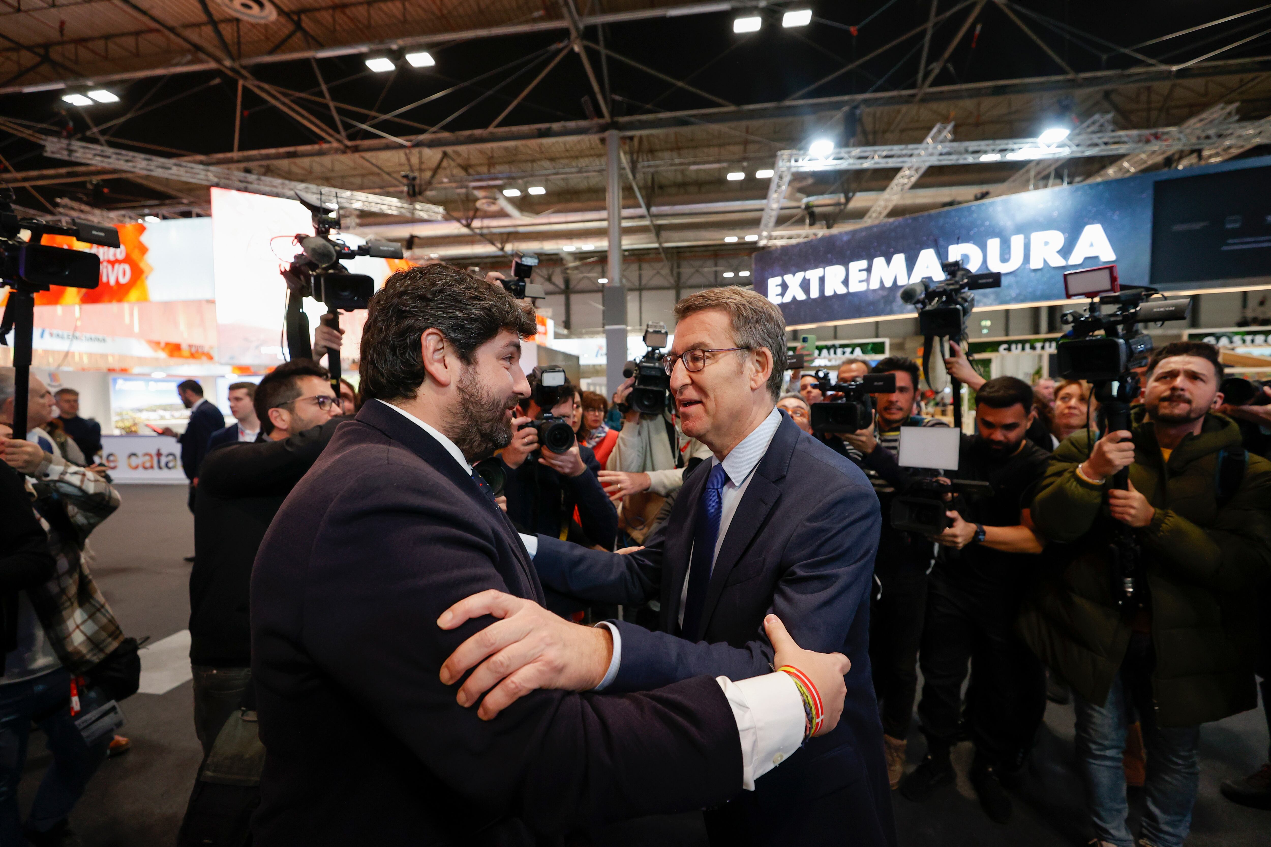 El líder del PP, Alberto Núñez Feijóo (d), saluda al presidente de Murcia, Fernando López Miras