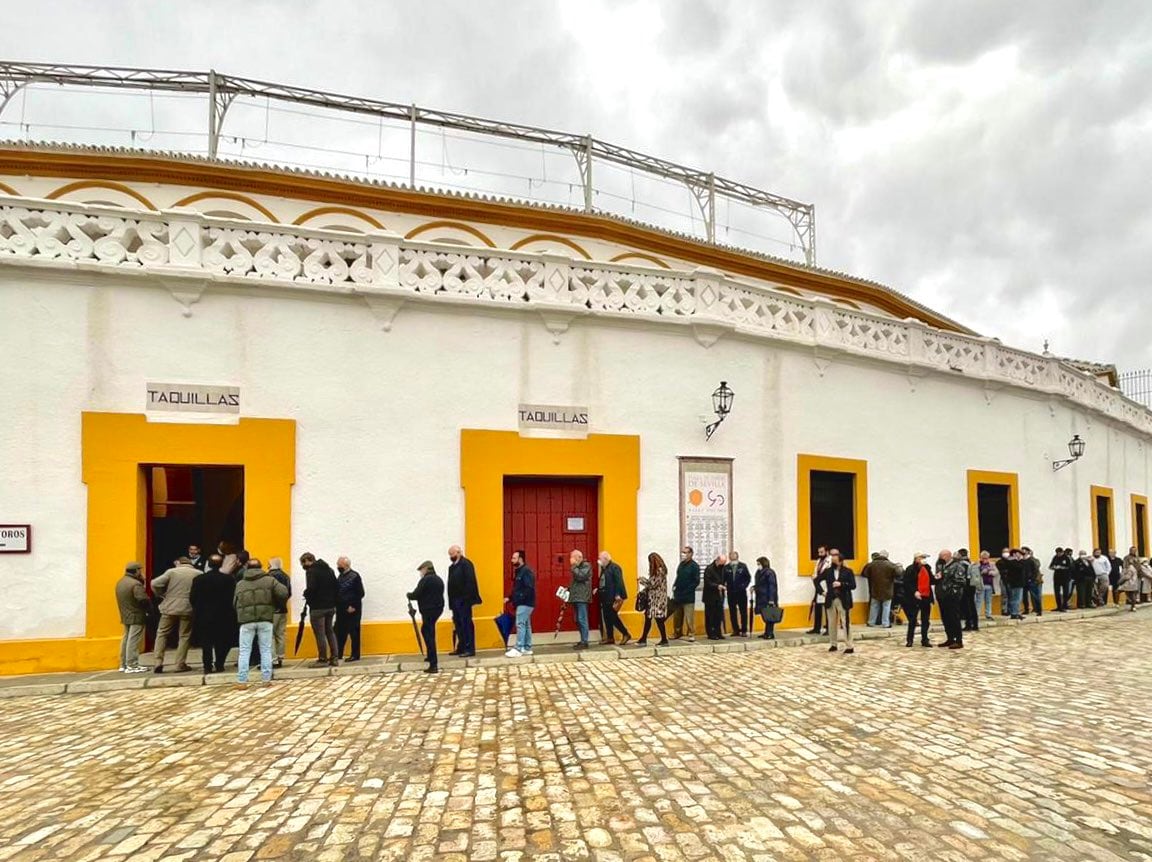 Largas colas este lunes ante las taquillas de la plaza de toros de la Real Maestranza