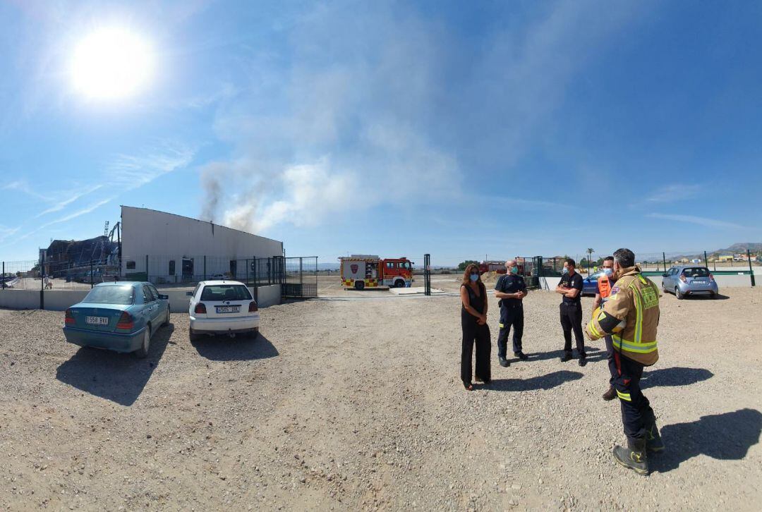 Imagen de los restos de la nave durante los trabajos de extinción.