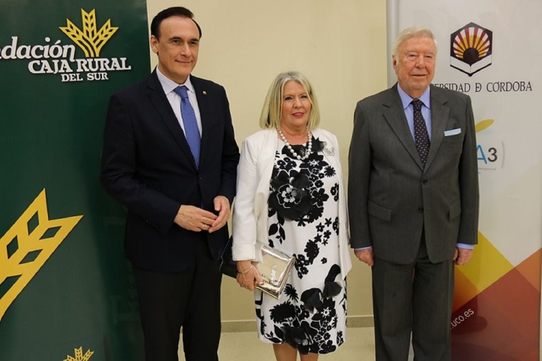 José Luis García Palacios ( a la derecha), con el Rector de la UCO, José Carlos Gómez Villamandos y la presidenta de la Asociación de Joyeros San Eloy, Milagrosa Gómez