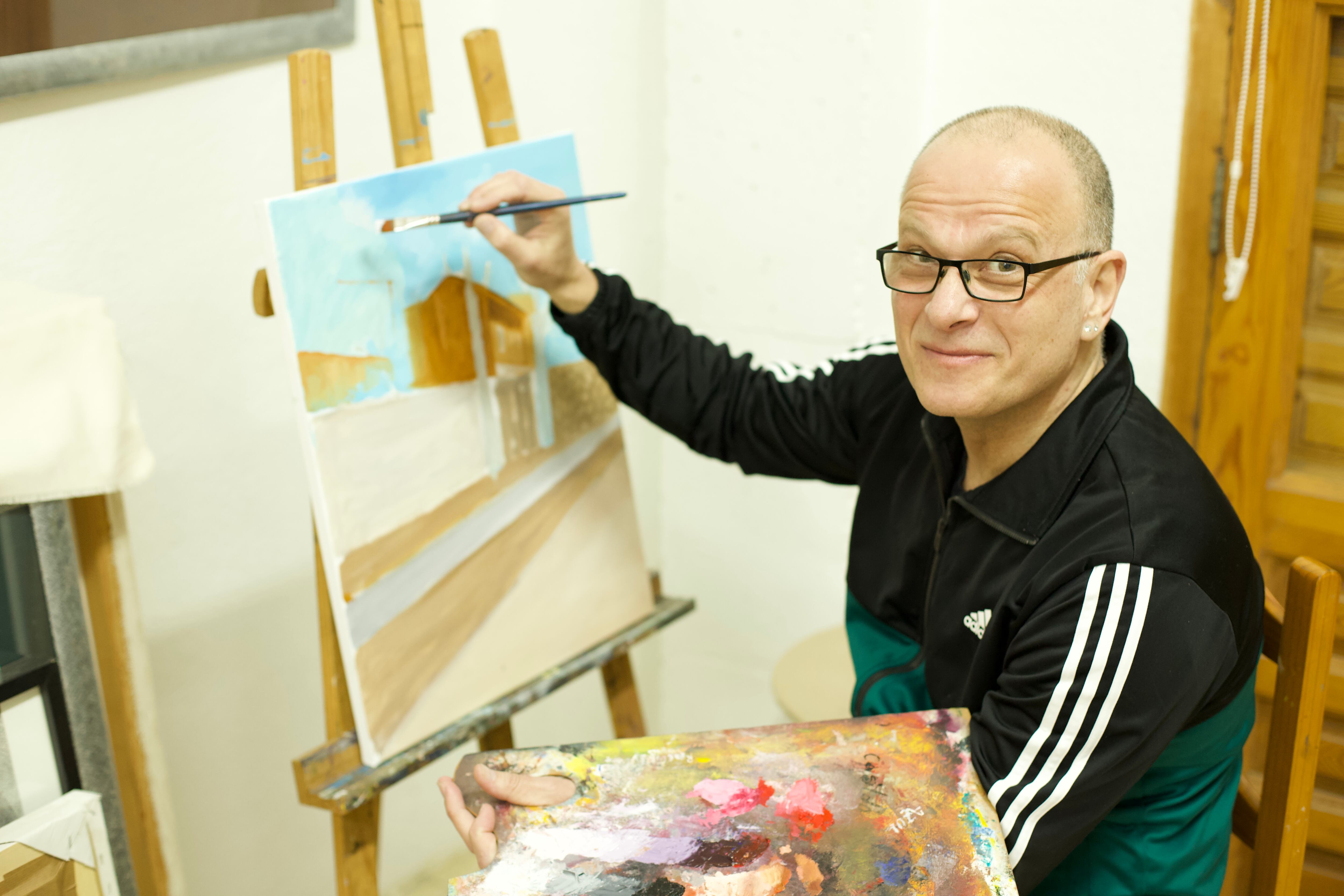 El escritor Shaun Levin en clase de pintura en el taller de Pablo Tapia en Cuenca.