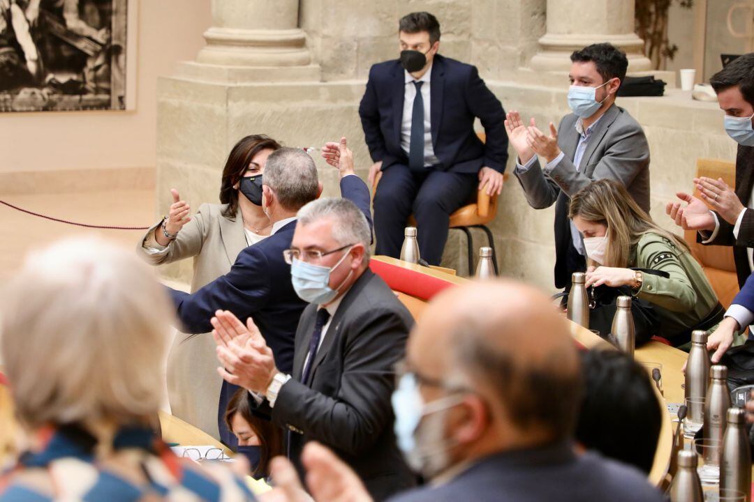 Concha Andreu celebra con Celso González la aprobación de los presupuestos.