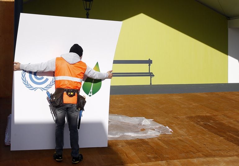 Un trabajador ultima el montaje de los paneles para la Cumbre del Clima que se celebra en París entre el 30 de noviembre y el 11 de diciembre