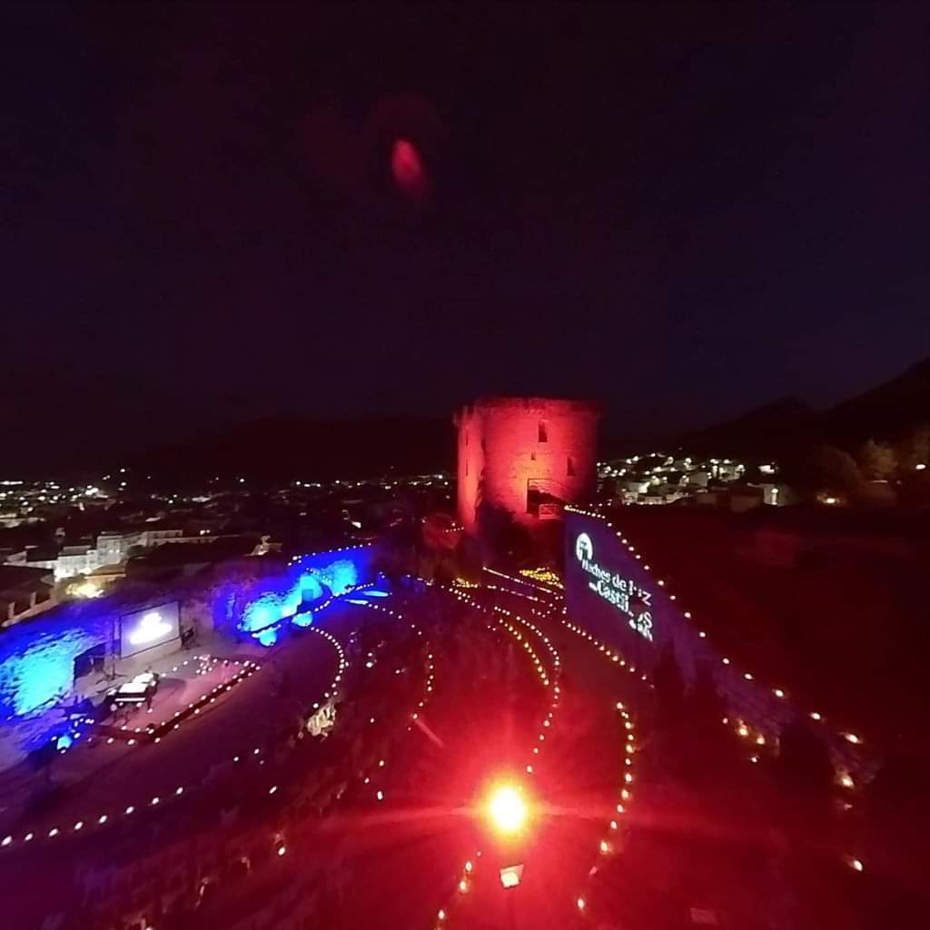 Vista panorámica del Castillo de Jódar durante el espectáculo &#039;Concierto de baraja y piano&#039;