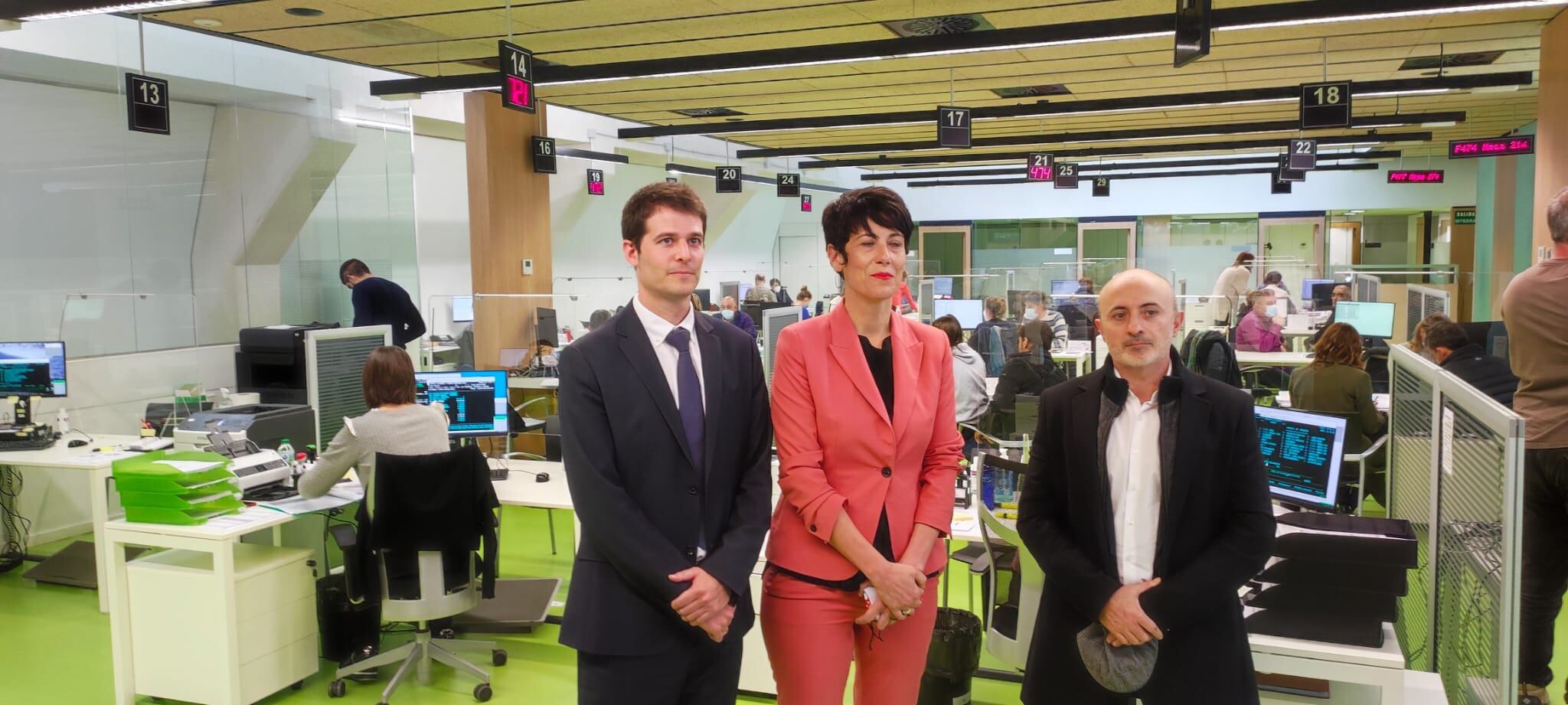 Visita de la cúpula de la Hacienda Foral y de la Campaña de la Renta a las oficinas de la calle Esquiroz de Pamplona