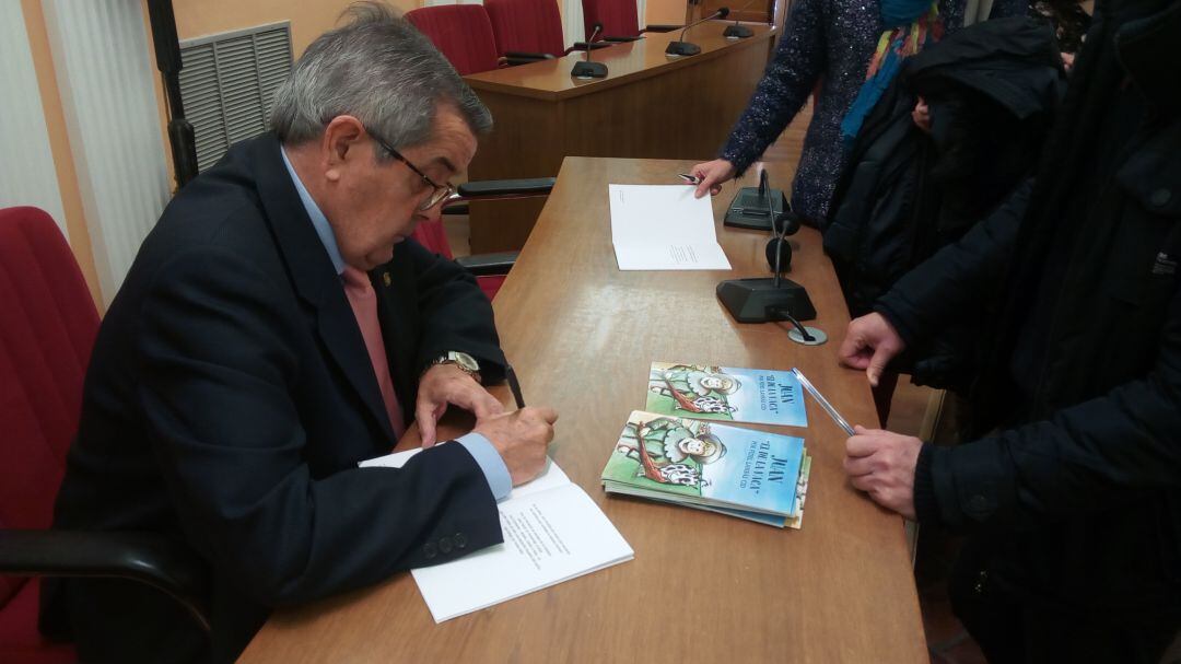 Fidel Lambás firma ejemplares de su cuento "Juan el de la vaca"