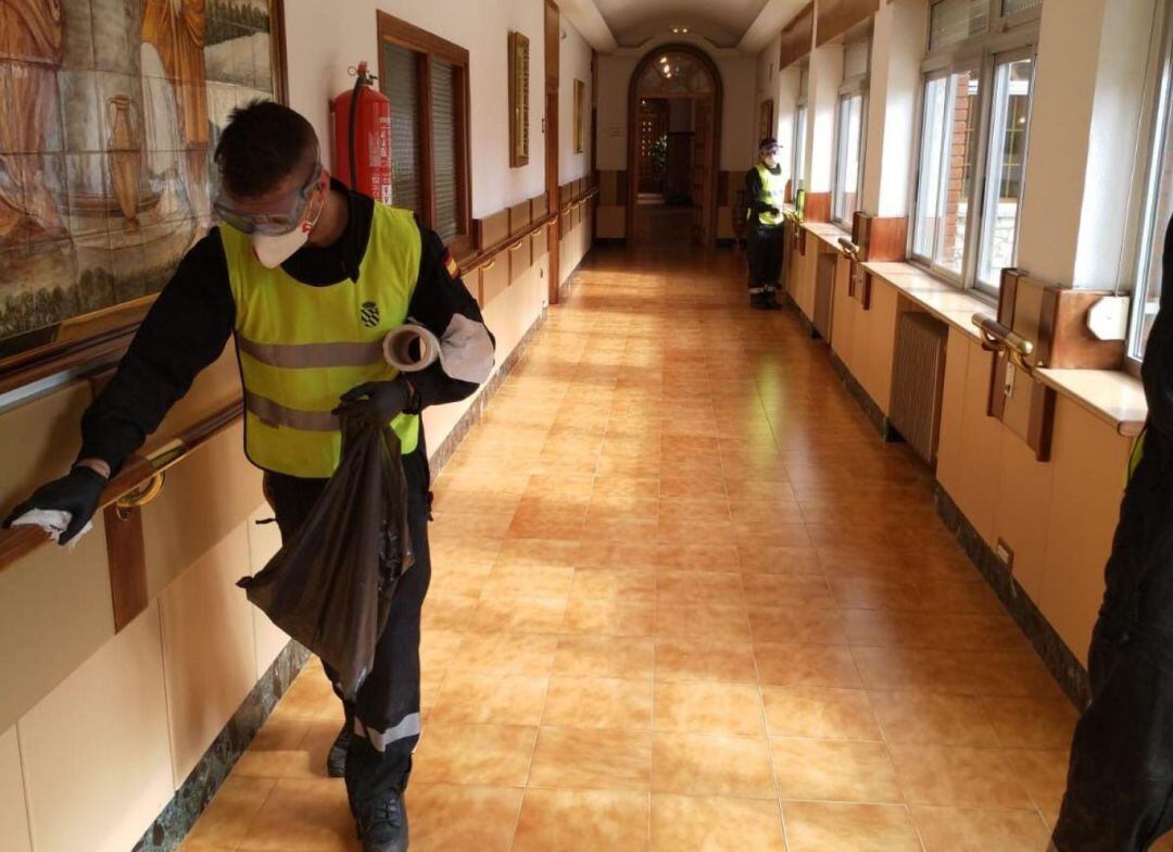 La UME desinfecta una residencia de mayores