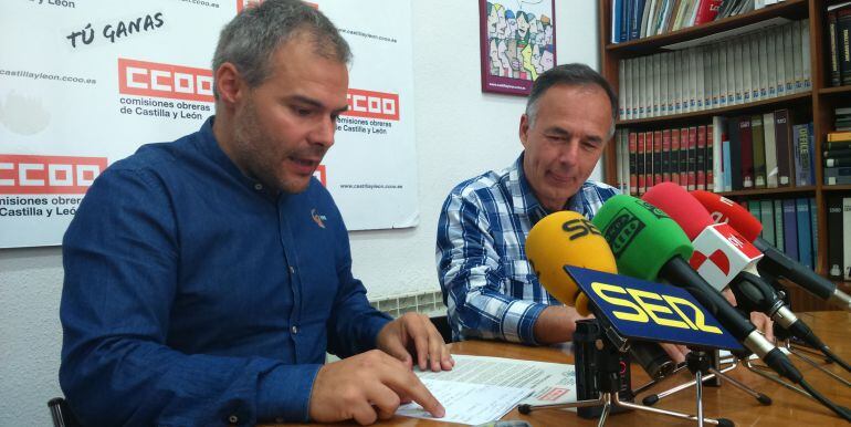 Oscar García y Carlos Bravo en la sede de CCOO (Ávila)