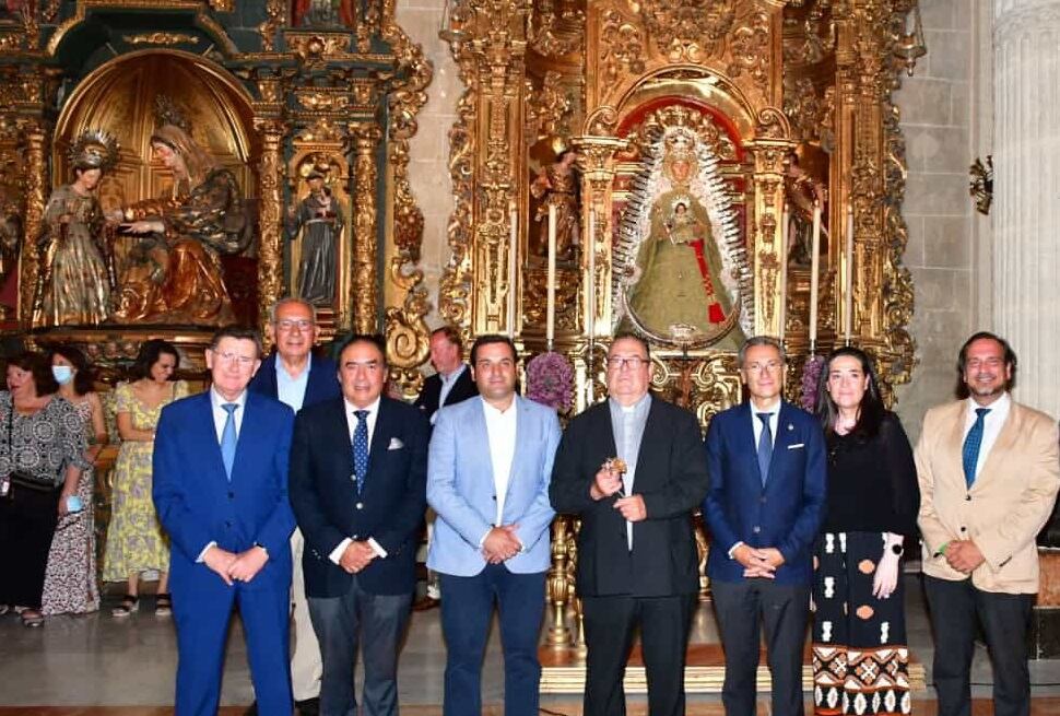 De izquierda a derecha, José Luis Cabello, el doctor Pérez Bernal, José María Flores, Jacobo García, Eloy Caracuel, Gabriel Rojas, Inmaculada Vázquez, consiliaria primera de la Hermandad del Rocío de Sevilla; y Manuel Francisco del Cuvillo