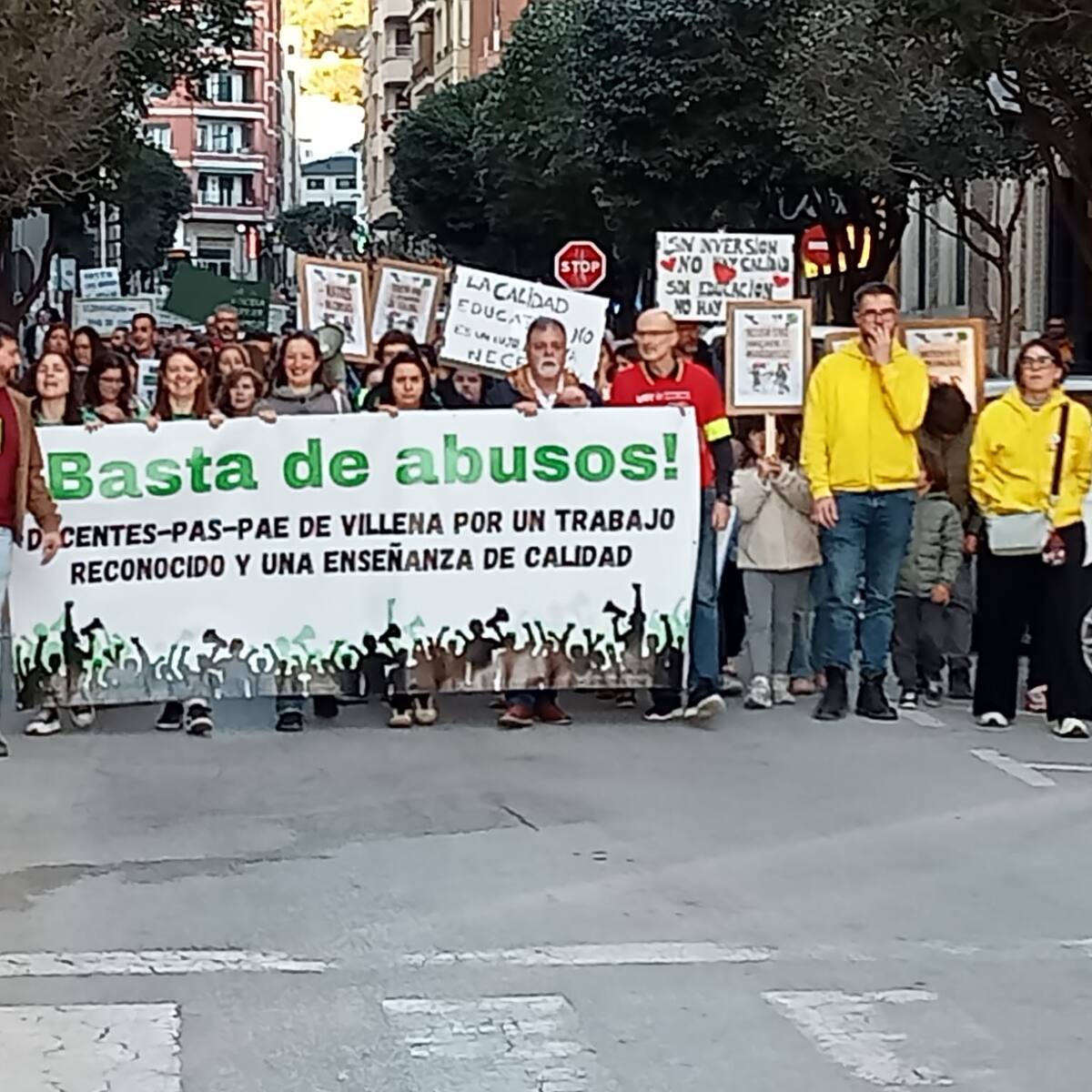Una manifestación precedía ayer a la huelga convocada en defensa de la enseñanza pública