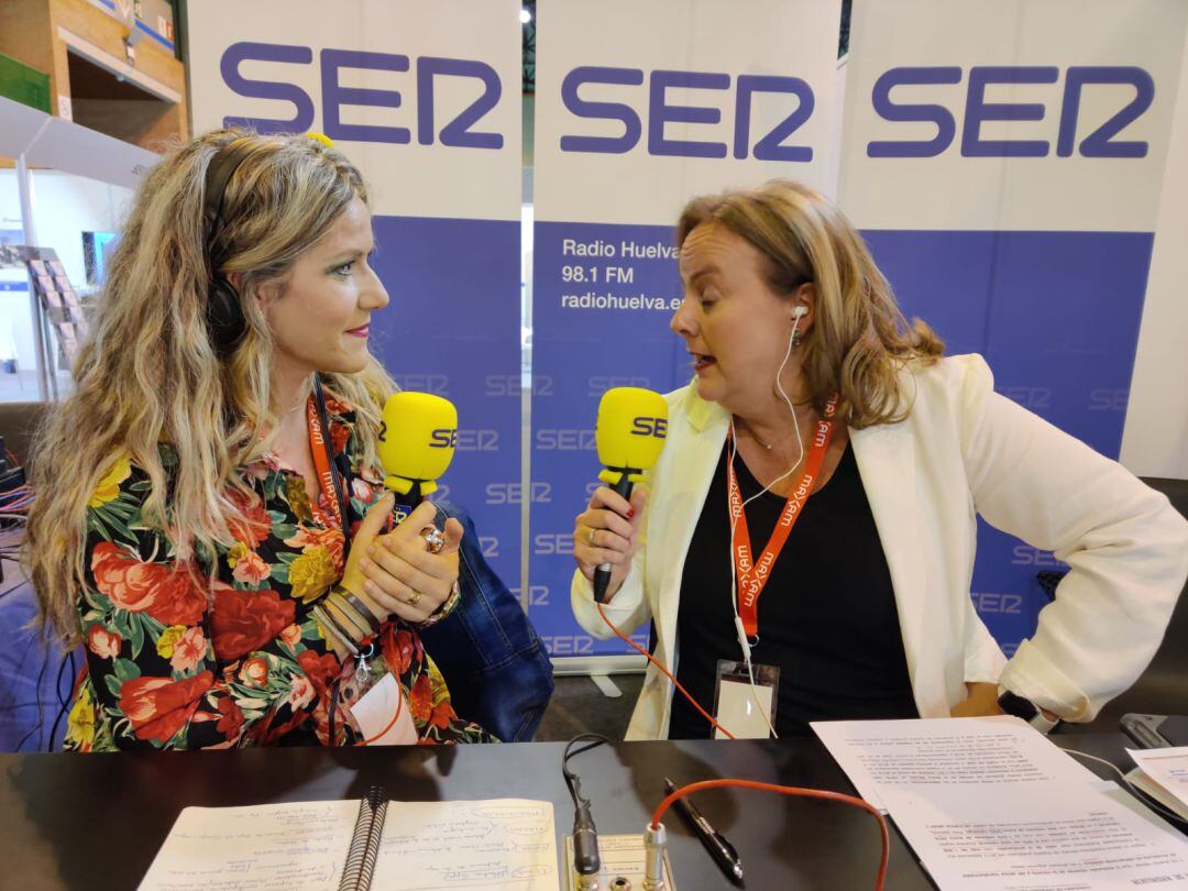 De izquierda a derecha: Ana Gil periodista de la SER y Natalia Santos secretaria general de mineria de la Junta de Andalucía