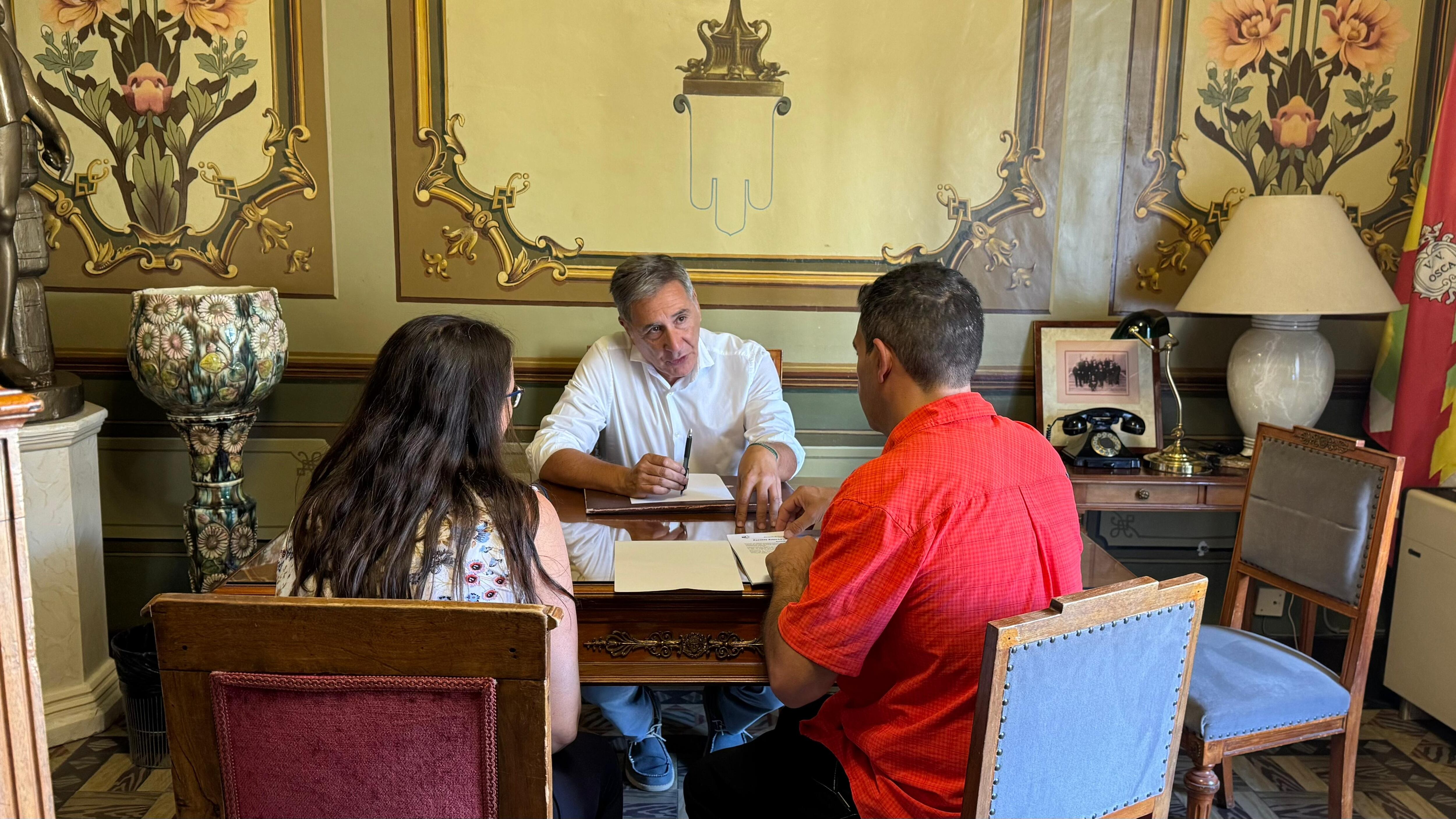 Ricardo Oliván atendiendo a un par de oscenses en &quot;Tu concejal te escucha&quot;