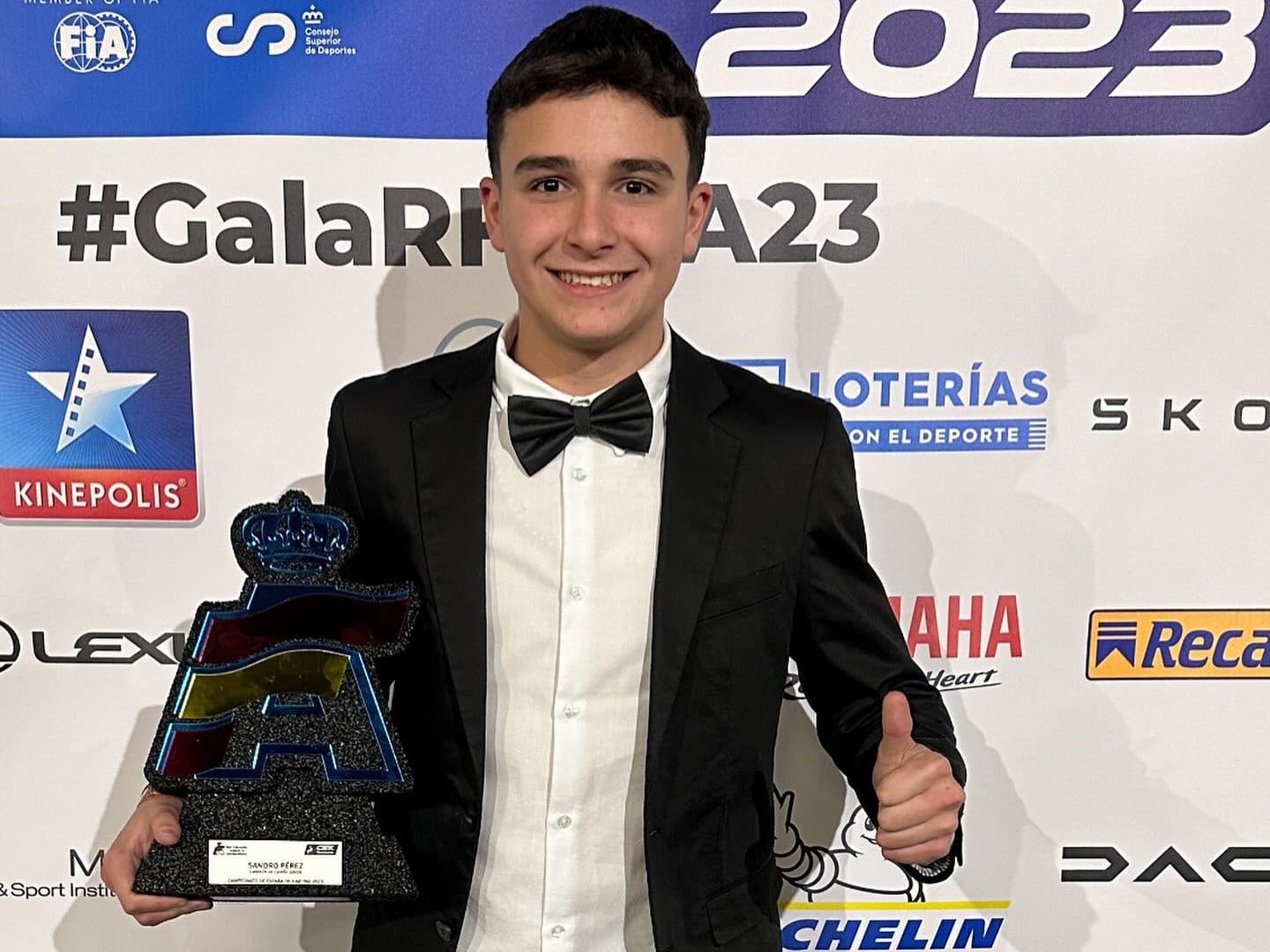 Sandro Pérez con su trofeo de Campeón de España