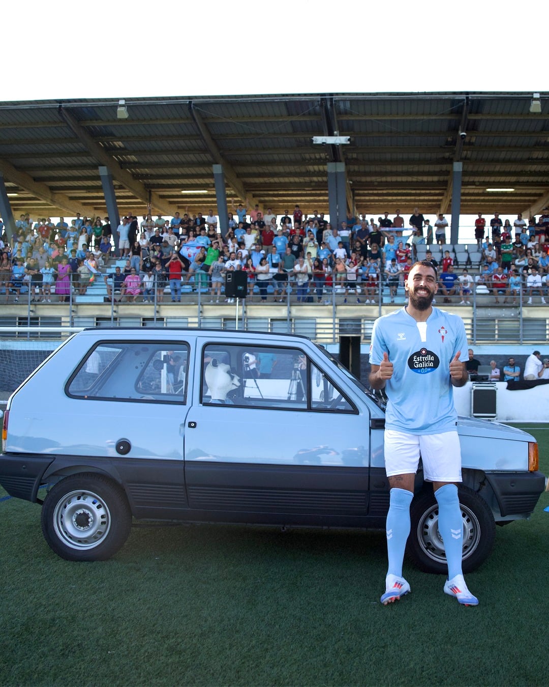 Borja Iglesias y su Panda celeste, durante la presentación