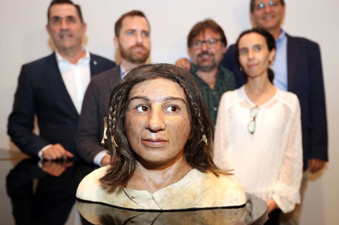 El consejero de Turismo y Cultura y Deportes del Gobierno canario, Isaac Castellano (2i); el alcalde de Santa Lucía, Santiago Rodríguez (d); la conservadora del Museo Canario, Teresa Delgado (2d), el director del Patrimonio del Gobierno canario, Miguel Angel Clavijo (i) y el director de Tibicena, Marco Antonio Moreno (3d), presentaron este martes en rueda de prensa los resultados de las investigaciones arqueológicas realizadas en la Caldera de Tirajana, con yacimientos prehispánicos que se remontan al siglo V , y la reconstrucción del busto de una de sus habitantes a partir de un cráneo encontrado en ese recinto.