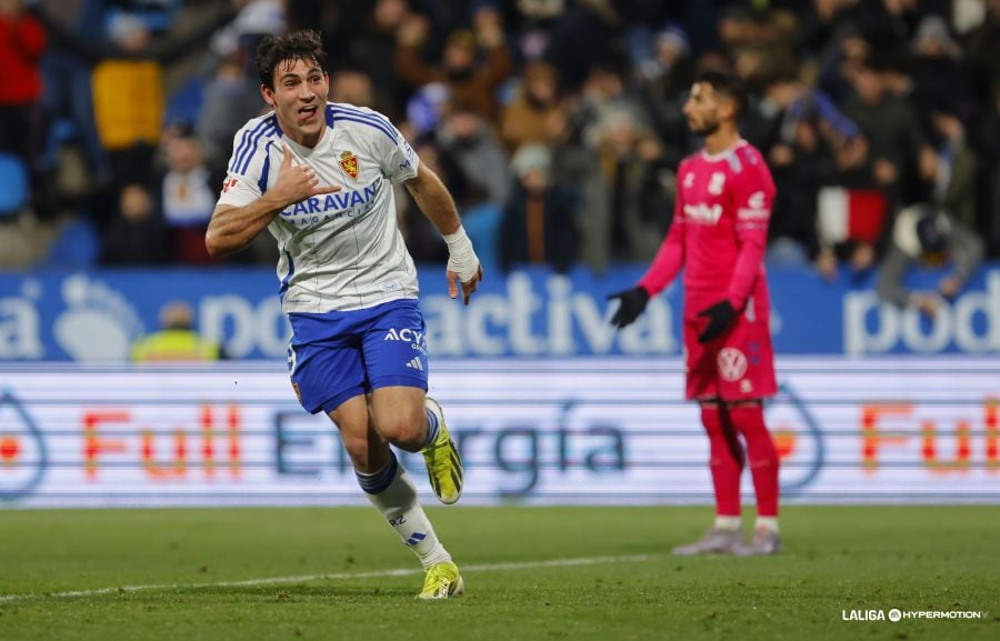 Iván Azón celebra su último gol en La Romareda con el Real Zaragoza.