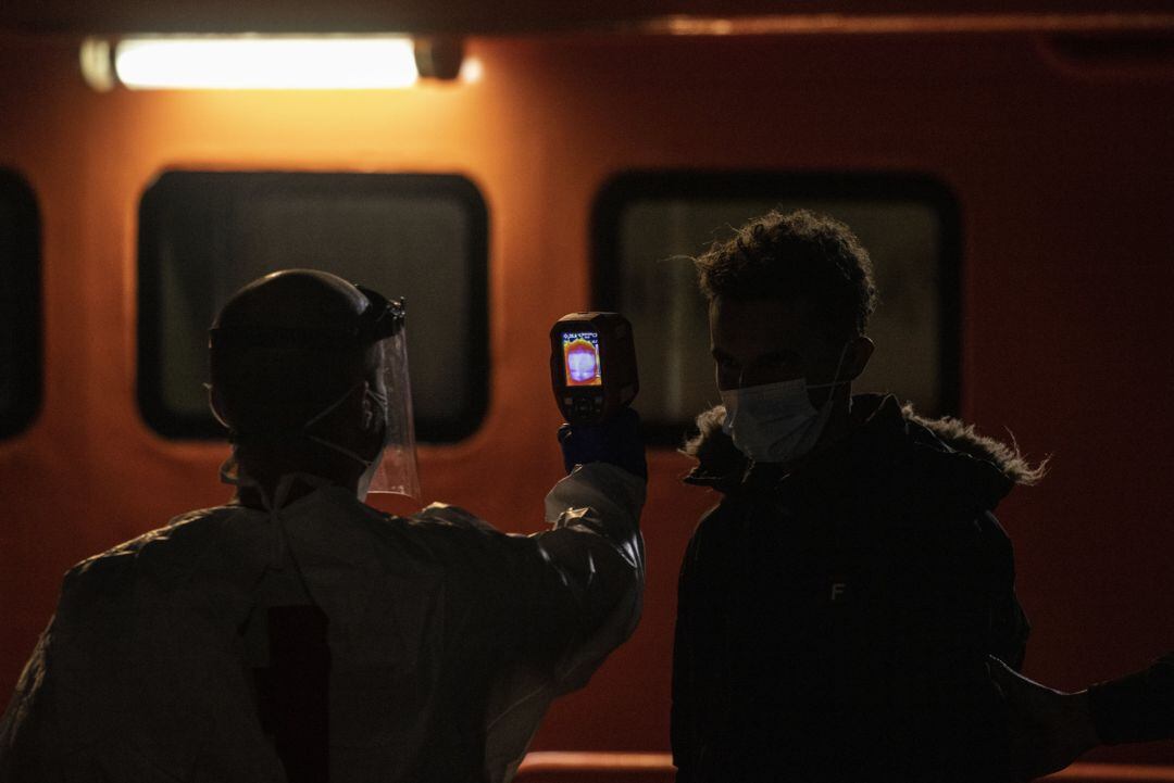 Al menos 320 migrantes han viajado de Canarias a la Península durante el puente