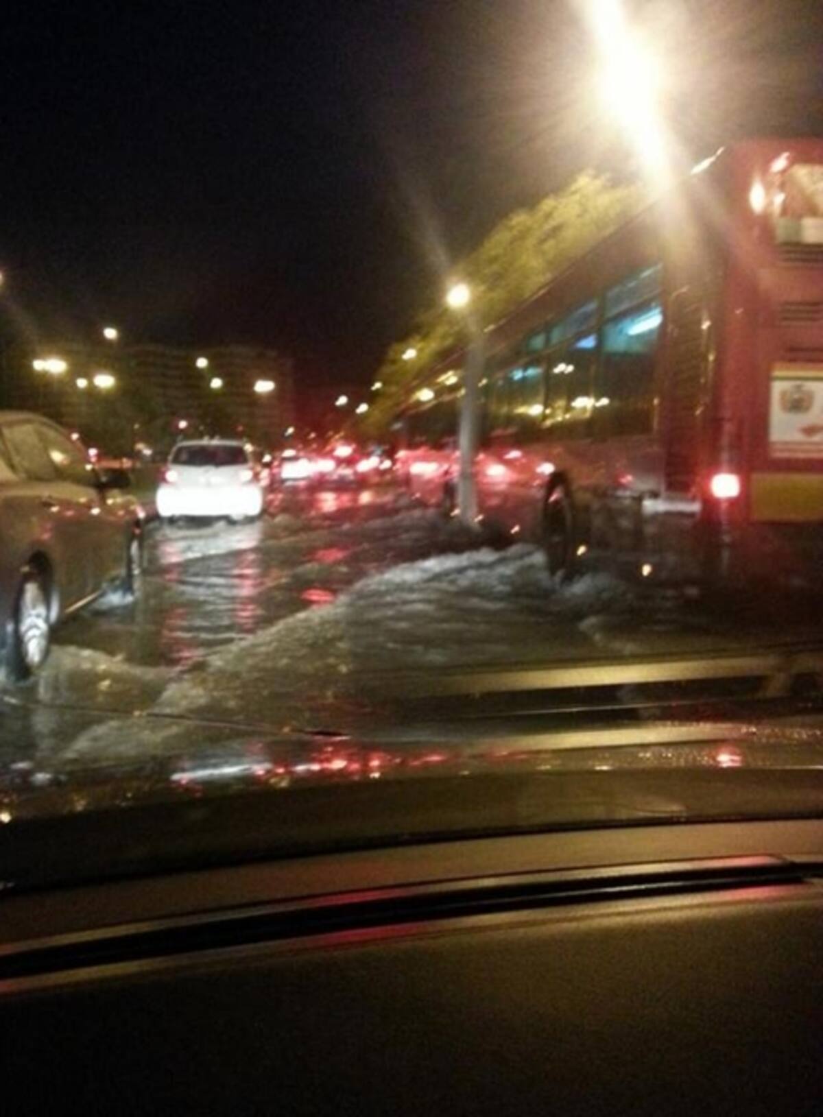 El tráfico se ha visto afectado junto al Centro Comercial Los Arcos.