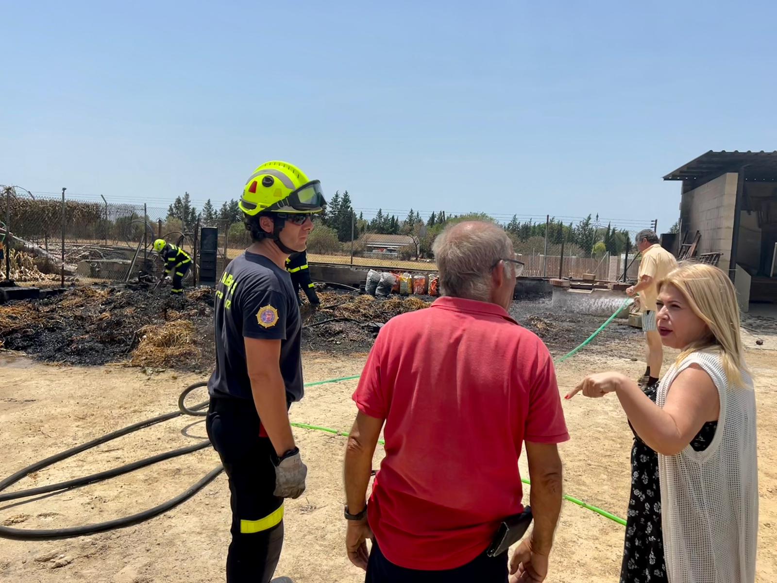 Mamen Sánchez este domingo visitando la zona afectada por el incendio