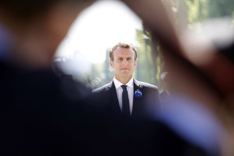 El presidente galo, Emmanuel Macron (c), asiste a una ceremonia celebrada con motivo del 73º aniversario de la victoria sobre la alemania nazi en la Segunda Guerra Mundial 