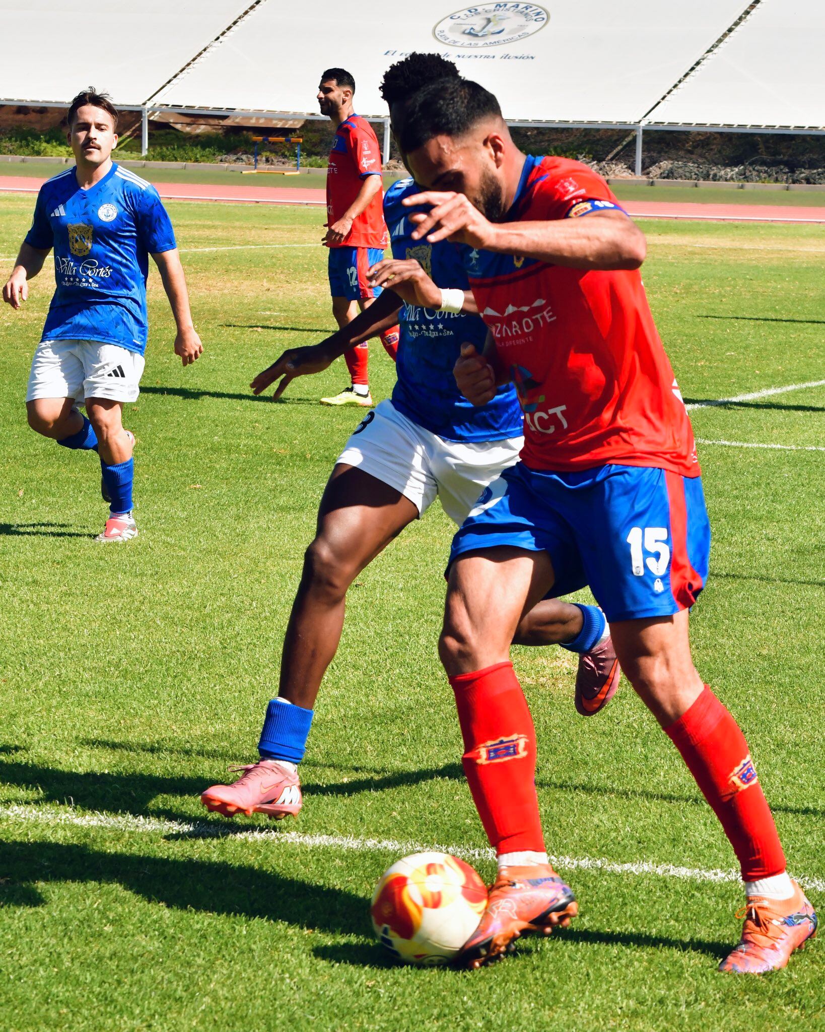 UD Lanzarote y CD Marino disputándose un balón.
