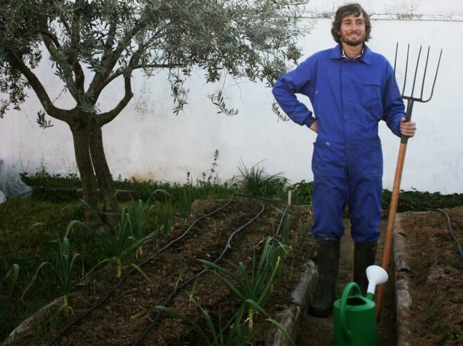 Viriato Fernández es leonés, trabaja en Madrid y se ha montado un huerto en Hernán Cortés (Badajoz), donde pasa los fines de semana.