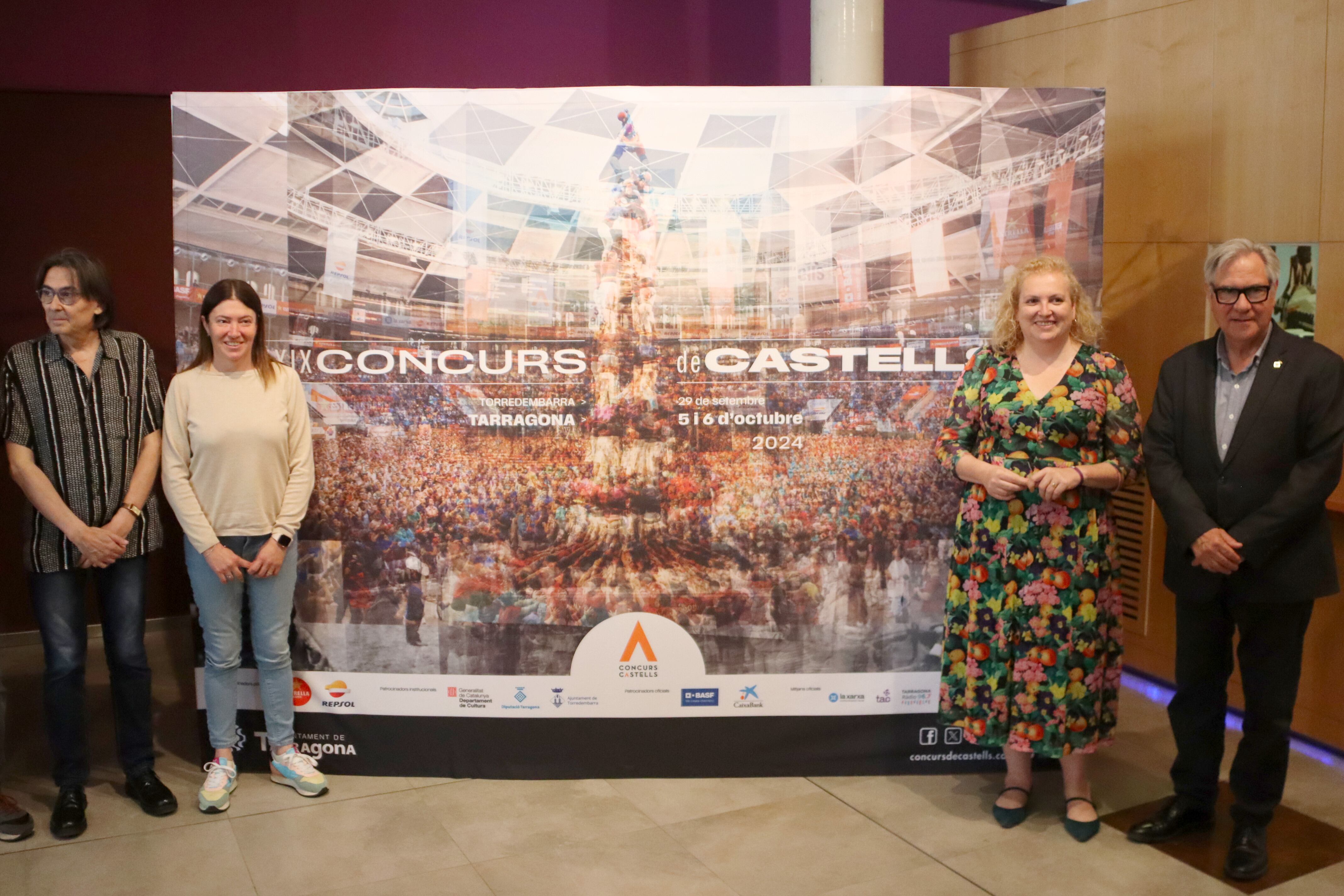 Impulsors del Concurs de Castells de Tarragona, davant la lona amb el cartell del certamen