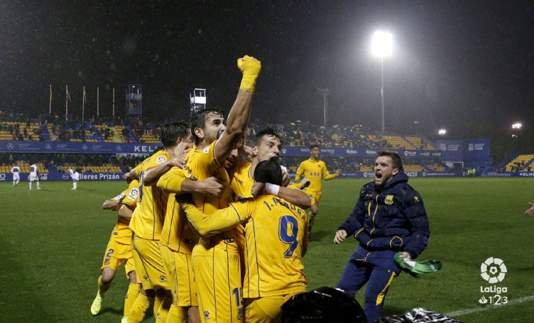 Los jugadores del Alcorcón celebran el gol de la victoria al Elche