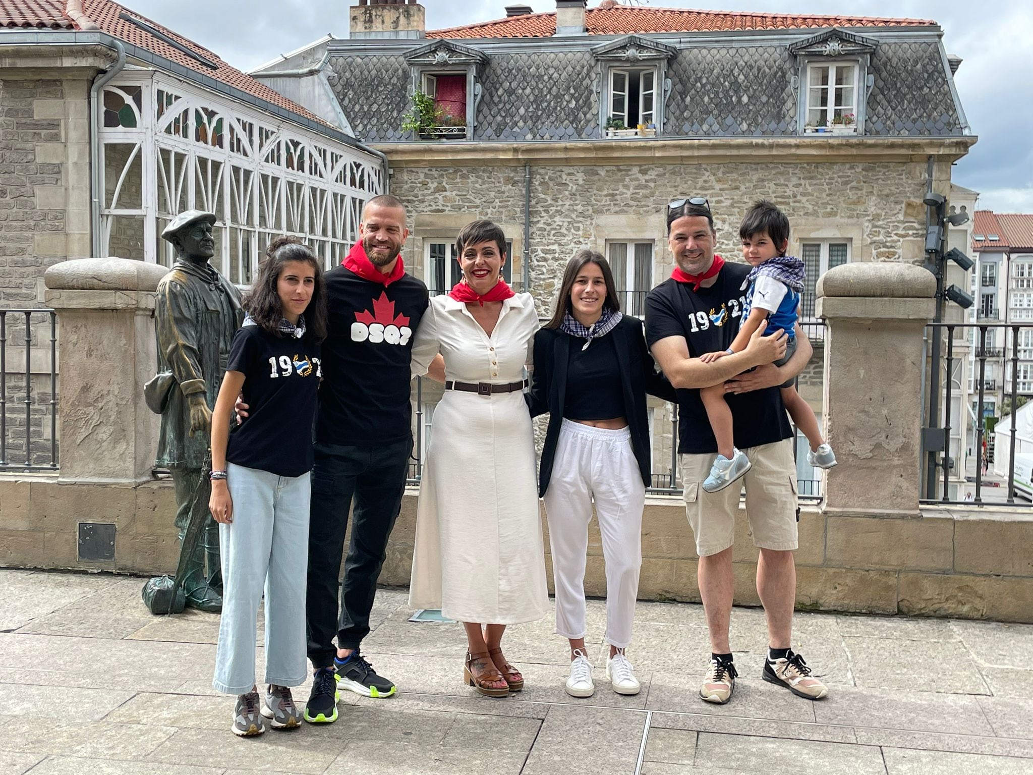 Los cuatro txupineros junto a Rocío Vitero