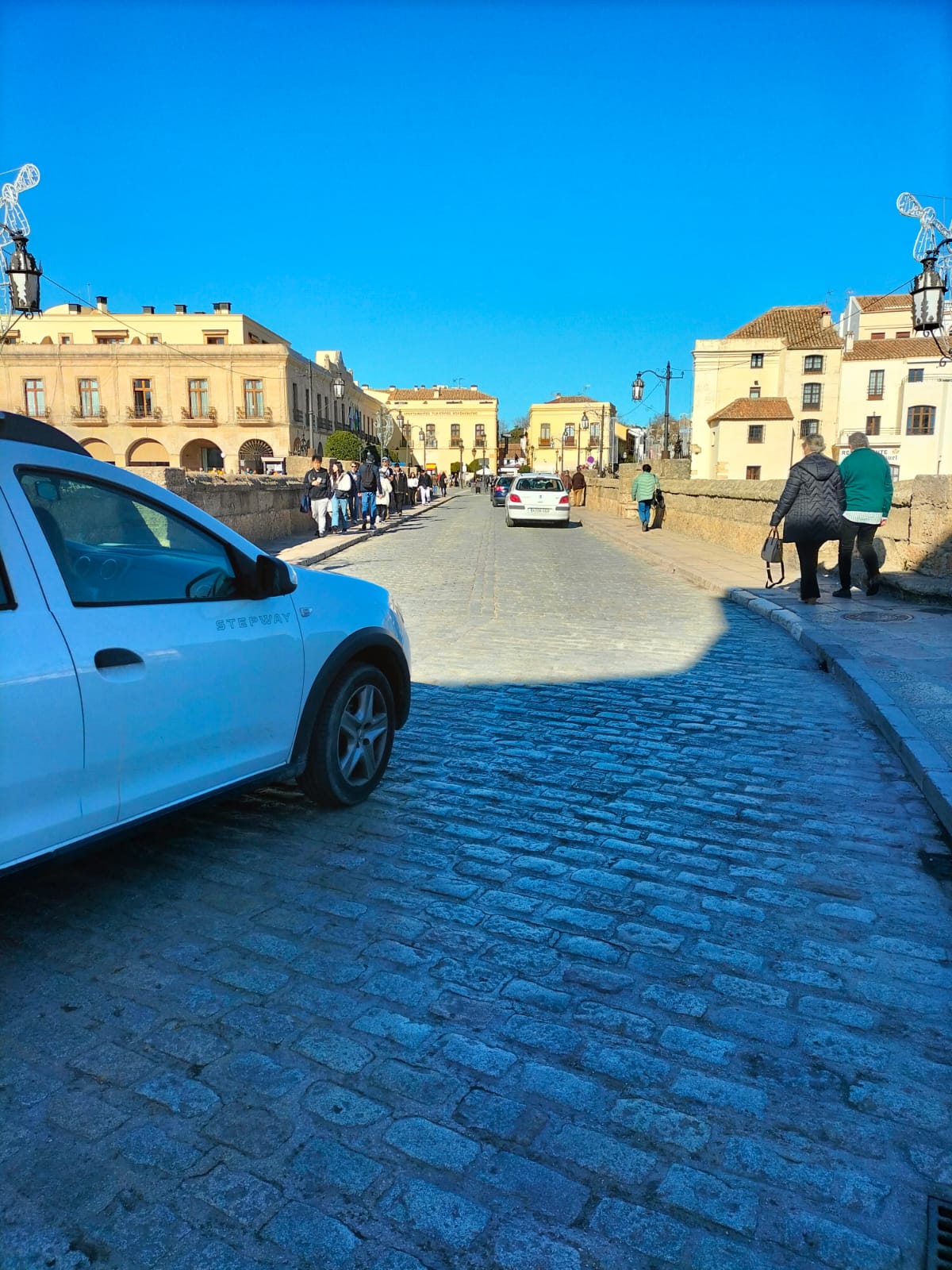 Coche atravesando el Puente Nuevo (Tajo de Ronda)