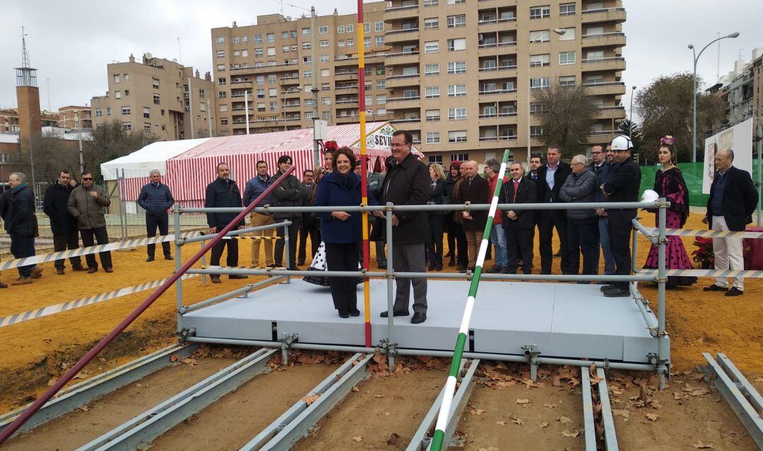 Juan Carlos Cabrera y Carmen Castreño, delegados municipales de Fiestas Mayores y Economía, respectivamente, durante la colocación de los primeros tubos de la Portada de la Feria 2019