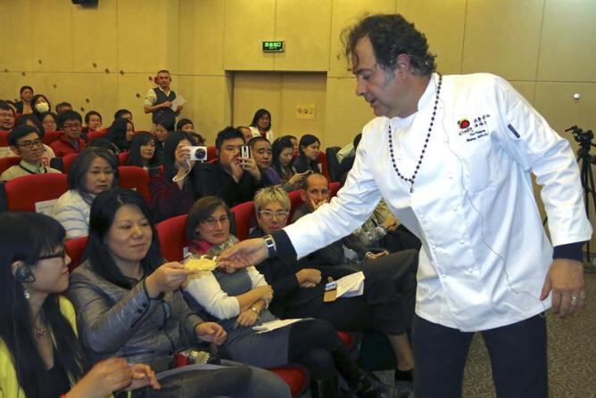 Fotografía facilitada por el Instituto Cervantes del cocinero español Firo Vázquez (d), durante la presentación que ha realizado este martes en la sede del Instituto Cervantes de Pekín.