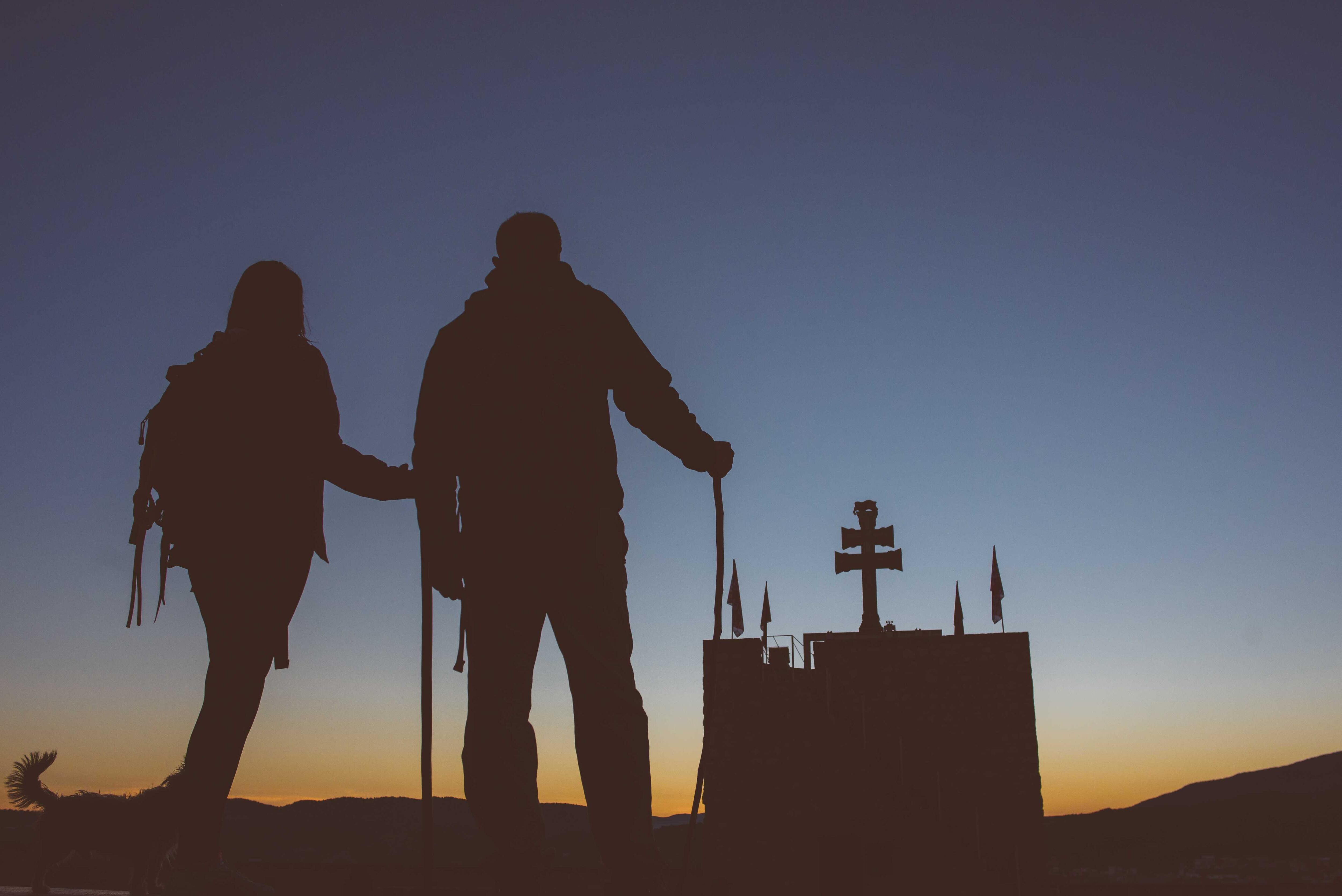Dos peregrinos en la Basílica de la Santísima Vera Cruz