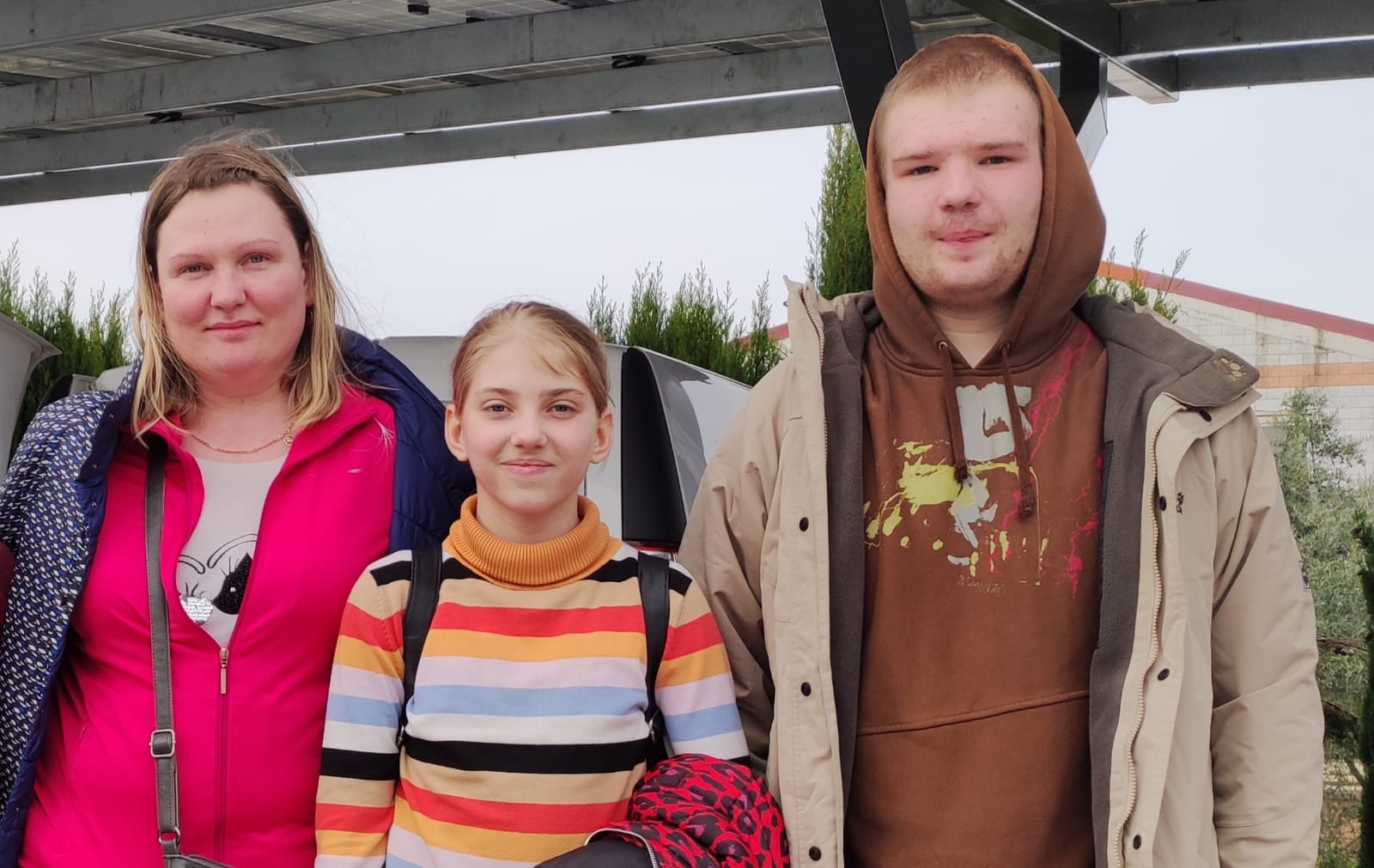 María, Katya y Jim otra de las familias ucranianas que han llegado a Cabra con Liudmyla Klymenko