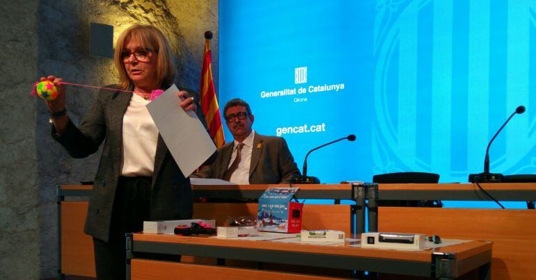 La directora de Consum ensenya alguns dels productes retirats.