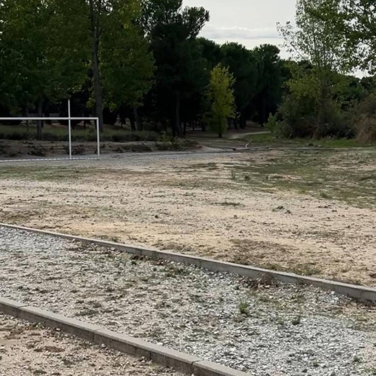 PSOE Tres Cantos denuncia la situación de abandono de una zona deportiva de Soto de Viñuelas