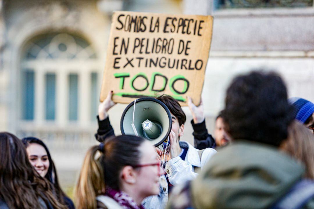 Activista mostrando un cartel 