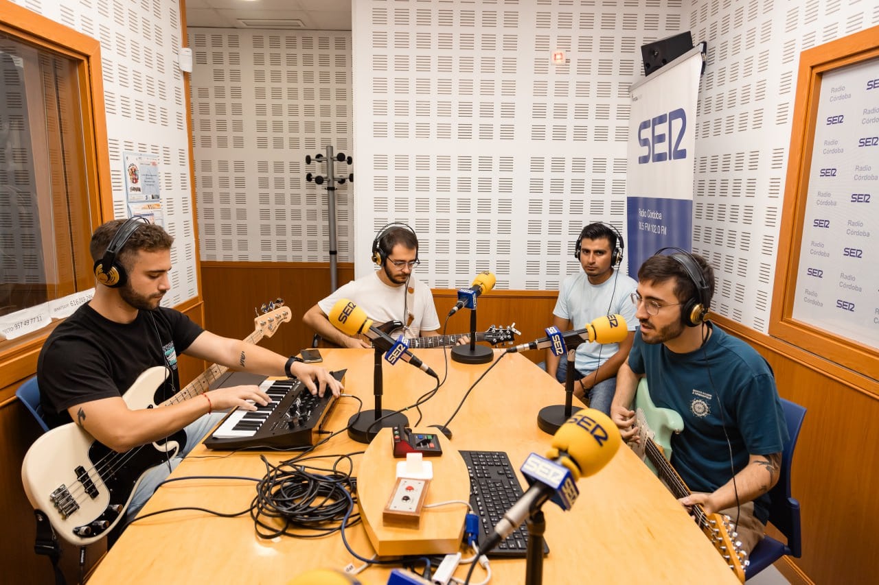 Sizigia actuando en Radio Córdoba