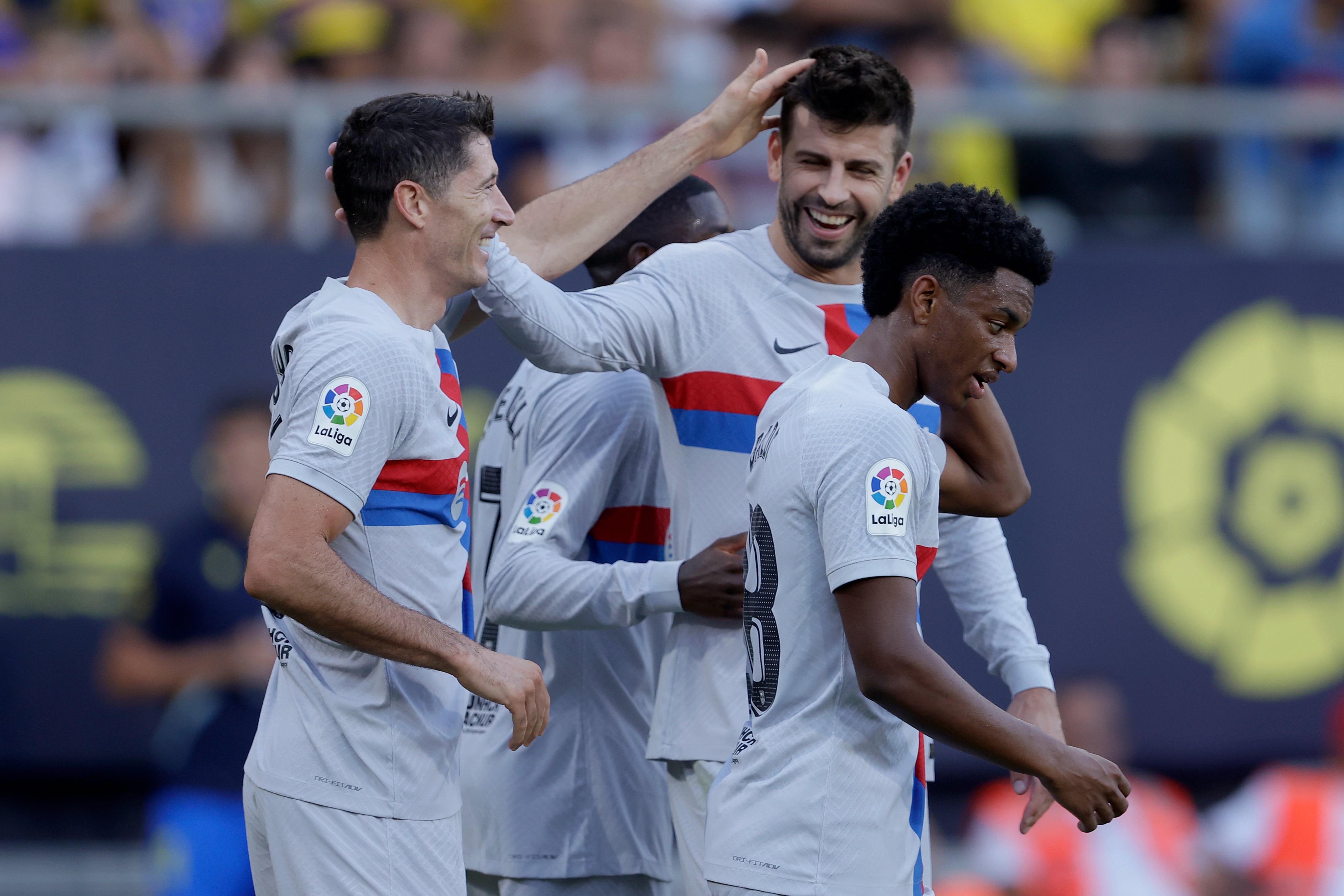 Robert Lewandowski celebra el gol con sus compañeros