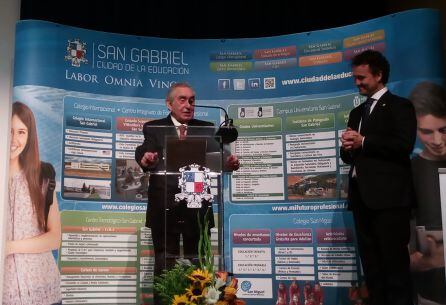 El veterano hostelero Martiniano Palomero recibe el premio de honor de los premios Hno Celestino 2018