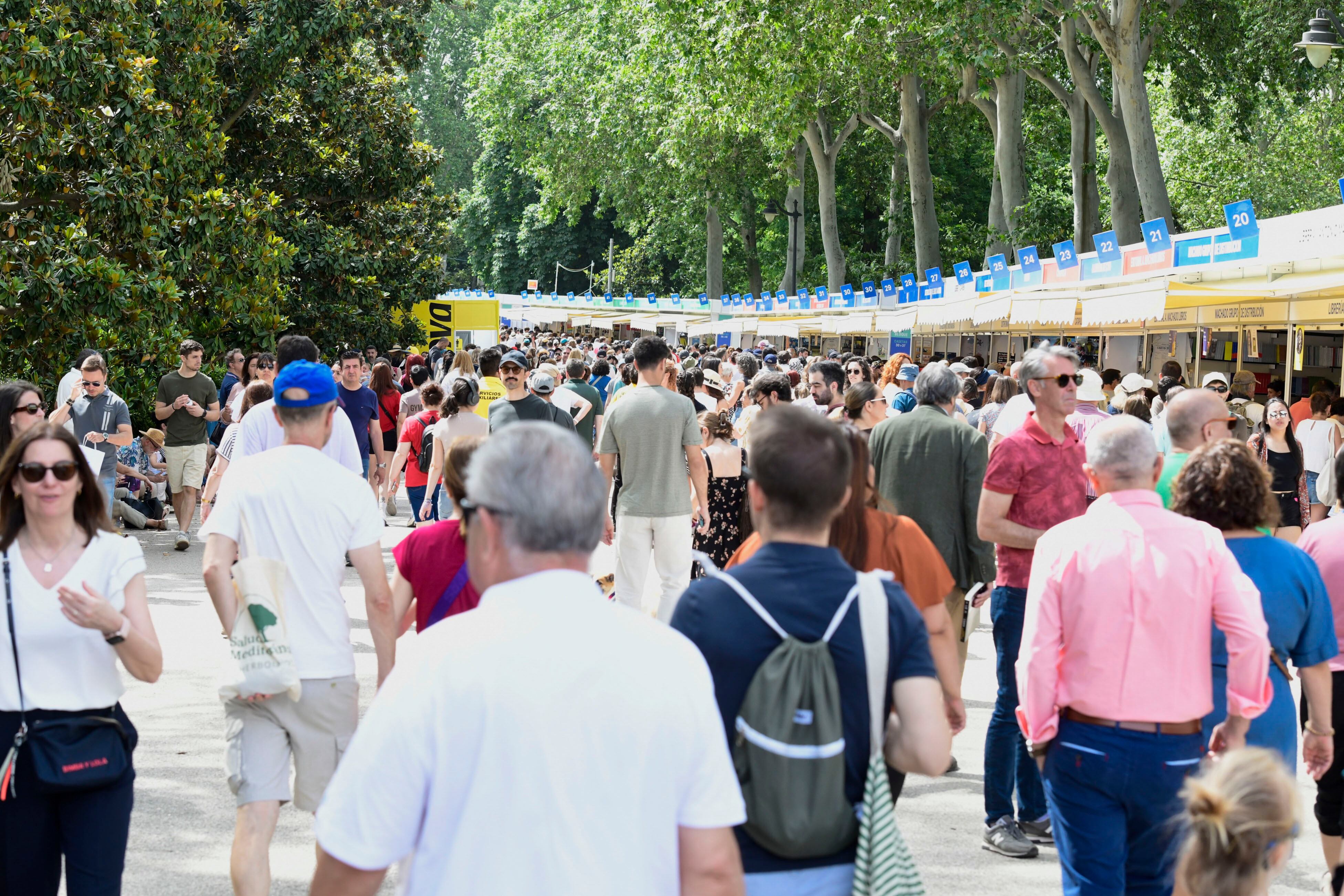 Ambiente de público en la Feria del Libro de Madrid, este domingo.